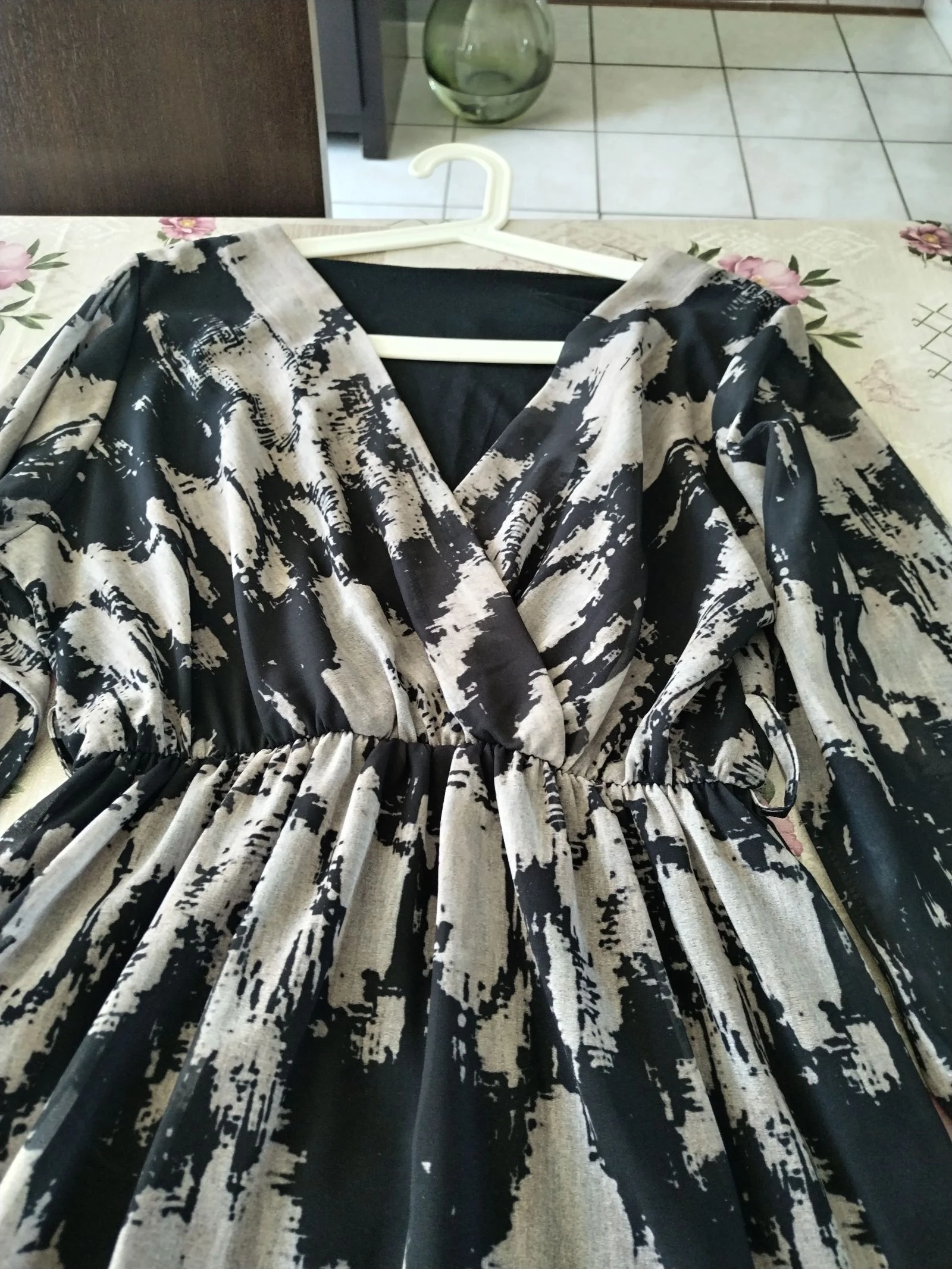 Hermoso vestido nuevo forrado con mangas largas elásticas en las muñecas, fabricación francesa. – photo 8